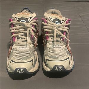 Balenciaga multi color

Las Vegas Nevada 89178